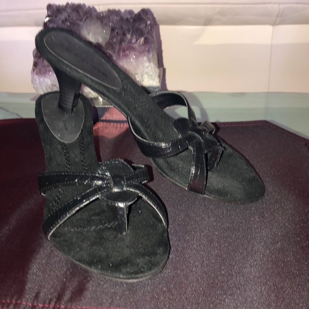NWOT SZ 8 BLACK HEELED SHOES WITH SUEDE CLOTHE INSOLES 2 1/2” HEELS OPEN TOE